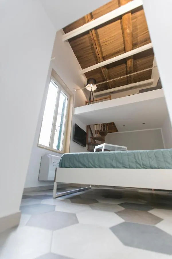 Anticaglia/24 Bed & Breakfast Naples Italy